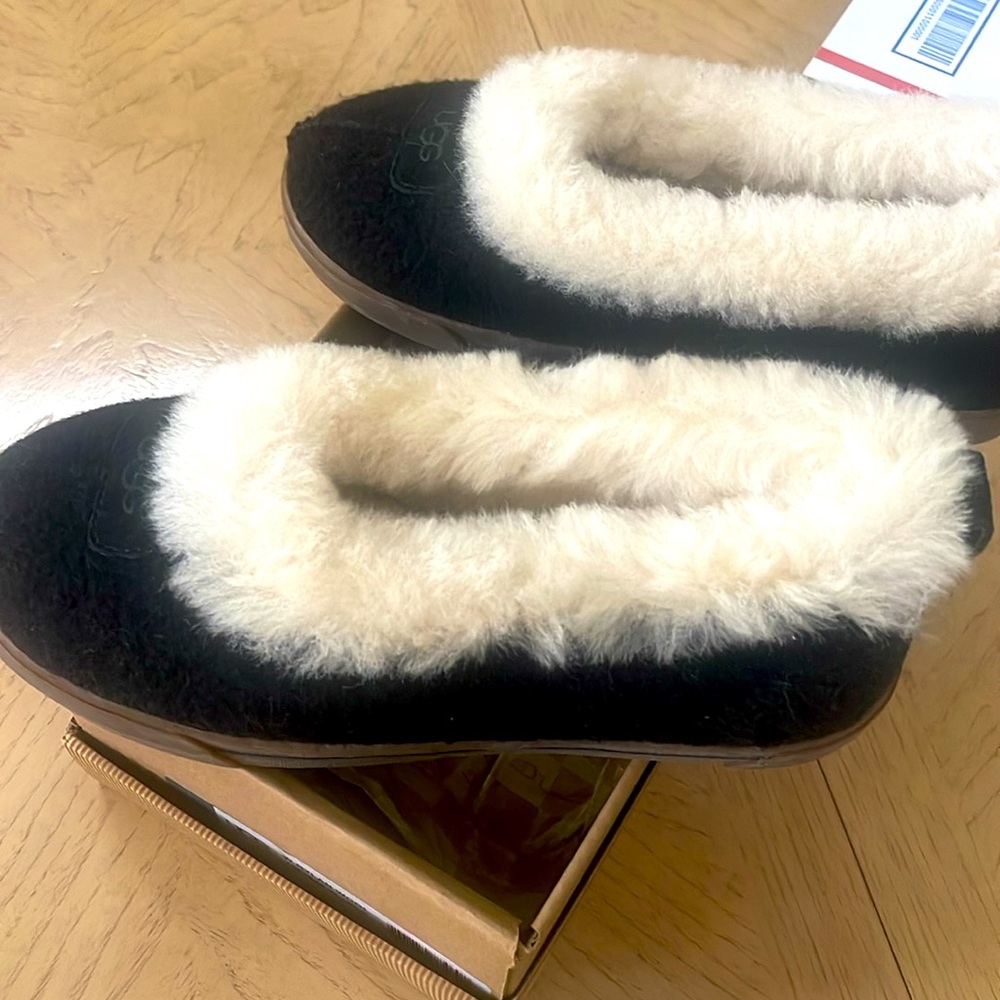 UGG. WOMANS 7  Genuine Sheep's skin 100% Wool